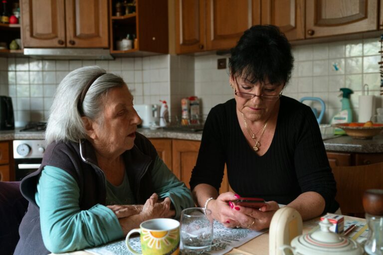 cómo saber si tu familiar mayor necesita teleasistencia guía para familias – Cuidado con Alma